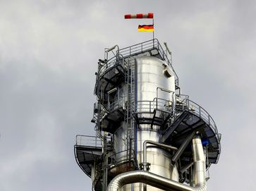 Chemie-Anlage unter dunklen Wolken Bild: "obs/Arbeitgeberverband Chemie Baden-Württemberg e.V./Frank Eppler"