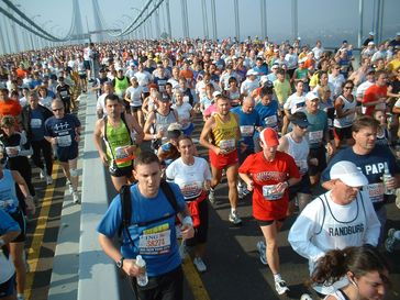 Läufer kurz nach dem Start auf der Verrazano-Narrows-Brücke beim New-York-City-Marathon 2005