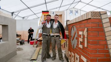 Pierre Holze (r.) mit seinem Trainer und Experten Jannes Wulfes, angestellt bei Dammeyer Bauunternehmen GmbH  & Co. KG aus Harsum, Niedersachsen, nach dem Abpfiff des Wettbewerbs. Bild: ZDB Zentralverband Dt. Baugewerbe Fotograf: Stephanie Trenkler