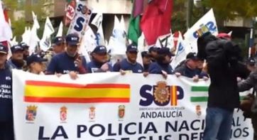Screenshot aus dm Youtube Video "Madrid: 5000 Polizisten demonstrieren - "Bürger, vergebt uns"