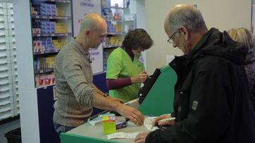 Klaus Balzer (rechts) in der Apotheke. Für ZDFzoom vergleicht er die Medikamentenpreise in Deutschland mit denen in Frankreich. Bild: ZDF und Felix Korfmann