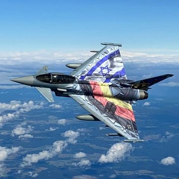 Für die Übung Blue Flag 2021 hat die Deutsche Luftwaffe einen ihrer Eurofighter mit einer Sonderfolierung versehen.  Bild: Bundeswehr