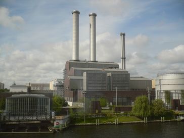 Das Heizkraftwerk Berlin-Mitte wird neben der Stromproduktion auch zur Fernwärmeversorgung des Regierungsviertels eingesetzt.