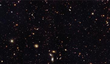 Eine der zwei Himmelsregionen, in denen das CANDELS-Team einen ungewöhnlichen neuen Typ Zwerggalaxie gefunden hat. Der gezeigte Ausschnitt ist Teil des so genannten GOODS-South-Felds im Sternbild Chemischer Ofen (lat. Fornax). Es handelt sich um ein Falschfarbenbild aus Daten der beiden astronomischen Kameras ACS und WFC3 des Weltraumteleskops Hubble.
Quelle: Bild: NASA/ESA, A. van der Wel (MPIA), H. Ferguson & A. Koekemoer (STScI) und das CANDELS-Team. (idw)