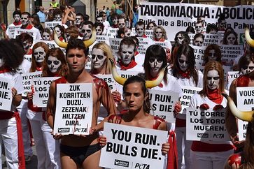 Aktion von PETA UK und AnimaNaturalis gegen die Stierhatz und Stierkampf in Pamplona. Bild: PETA UK