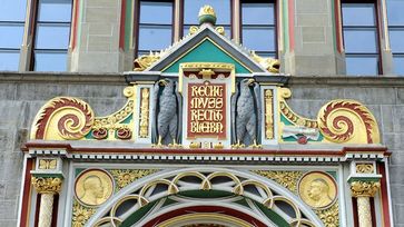 Spruch über dem Landgericht Halle: "Recht muß Recht bleiben"
