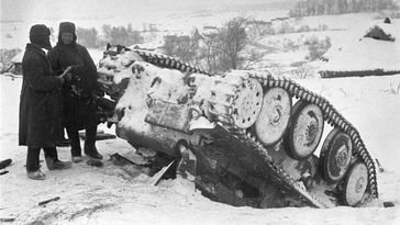 Deutsche Panzer in der Ukraine? Gab es schon mal. Zwei Rotarmisten begutachten am 5. Dezember 1941 einen zerstörten Panzer der Wehrmacht. Bild: Sputnik / Wladimir Minkewitsch / RIA Nowosti