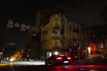 Auf dem Archivbild: Ein Auto fährt während einer Stromabschaltung im Stadtzentrum von Kiew am 22. Oktober im Dunkeln. Bild: Paula Bronstein / Gettyimages.ru