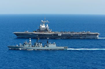 Fregatte Augsburg (F213) im Kriegsschiff-Verband um den französischen Flugzeugträger „Charles de Gaulle“ im Mittelmeer im Rahmen der Mission Counter Daesh II, am 14.10.2016.