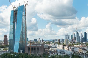 Neuer EZB-Campus mit Doppelturm-Neubau und der integrierten ehemaligen Großmarkthalle, im Hintergrund ist ein Teil der Frankfurter Skyline zu sehen (September 2013)