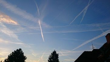 Chemtrails über Flörsheim-Wicker in Hessen im September 2015