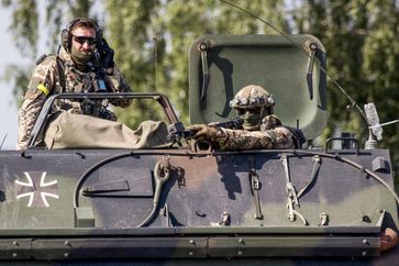 Der Zugführer erhält während der Patrouille neue Einsatzbefehle Bild: "obs/Presse- und Informationszentrum des Heeres/Andreas Keck"