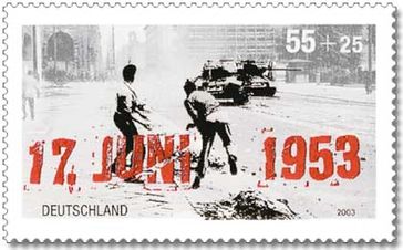 Deutsche Briefmarke von 2003 zum 50. Jahrestag des Volksaufstandes in der DDR. Der rechte der beiden abgebildeten Steinewerfer ist der West-Berliner Arno Heller, der damals am Städtischen Konservatorium Musik studierte.[4]