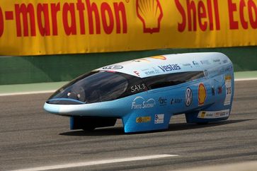 Das Ökomobil Sax 3 des Teams "Fortis Saxonia" (TU Chemnitz) fährt beim 25. Shell Eco-marathon auf dem Lausitzring. Foto: Reckimages/Shell