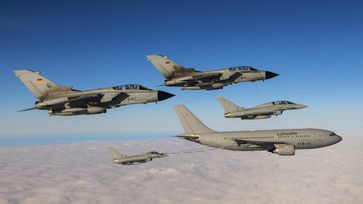 Kampfflugzeuge vom Typ Eurofighter (30+62, 30+77) des Taktischen Luftwaffengeschwaders 31 und Tornado (IDS, 45+69, 45+64) des Taktischen Luftwaffengeschwaders 33 fliegen zusammen mit einem Tankflugzeug vom Typ Airbus A310 (10+25) MRTT Bild: Bundeswehr/Stefan Petersen Fotograf: Yvonne Albert