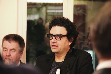 Rolando Villazón (rechts) mit dem Lichtdesigner Davy Cunningham (2017)