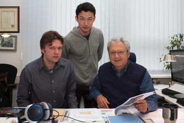 Dr. Henning Teismann, Dr. Hidehiko Okamoto und Institutsdirektor Prof. Dr. Christo Pantev (v.l.) präsentieren die Forschungsergebnisse Foto: WWU Münster / Thomas Bauer