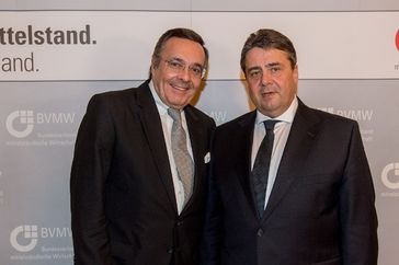 Bundeswirtschaftsminister Sigmar Gabriel und Mittelstandspräsident Mario Ohoven auf dem Jahresempfang 2015 des BVMW in Berlin. Bild: obs/BVMW/Christian Kruppa