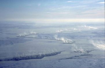 Titel: Meereis in der Framstraße bei Spitzbergen. Das Bild zeigt dünnes Meereis und aufsteigenden Seerauch. Der Austausch zwischen dem relativ warmen Ozean (Gefrierpunkt bei -2°C) und der kalten Atmosphäre (etwa -40°C) wird durch die Meereisbedeckung reguliert. Dickes schneebedecktes Eis blockiert den Austausch fast vollständig. Durch dünnes Eis und Rinnen wird die darüberliegende kalte Atmosphäre erwärmt.
Quelle: Copyright: UHH/KlimaCampus/Kaleschke (idw)