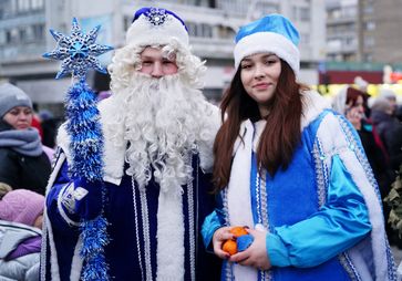 Betreiben angeblich sowjetische Agitation: Ded Moros und Snegurotschka (Symbolbild) Bild: Maxim Sacharow / Sputnik