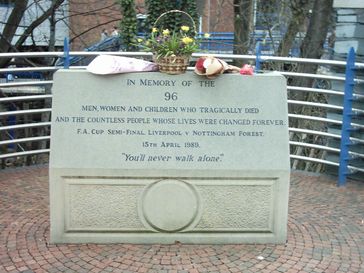 Denkmal für die Verstorbenen und deren Angehörige am Stadion.