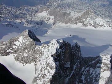 Luftaufnahme des Dachstein aus ca. 3.600 m mit Niederem Dachstein (links) und Gjaidstein (im Hintergrund). Bild: Aerotiker at de.wikipedia