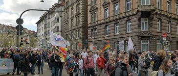 Bild: SS Vidoe: "KenFM am Set: 03.04.2021 - Querdenken-Demo Stuttgart / Cannstatter Wasen" (https://veezee.tube/videos/watch/82c44c5d-bd5b-4ebe-ab3c-35a01f7361a6) / Eigenes Werk