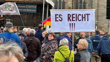 Teilnehmer der Kundgebung "Es reicht" in Magdeburg am Tag der Deutschen Einheit am 3. Oktober Bild: www.globallookpress.com