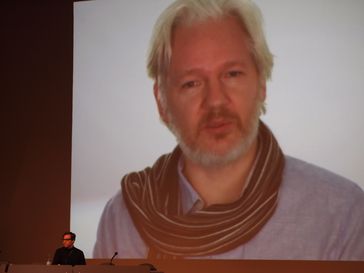 Jacob Appelbaum mit dem via Skype zugeschalteten Julian Assange auf dem 30C3 im Dezember 2013