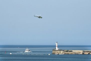 Auf dem Archivbild: Ein russischer Mi-8-Hubschrauber über der Bucht von Sewastopol, 17. Juni 2020. Bild: KONSTANTIN MICHALTSCHEWSKI / Sputnik