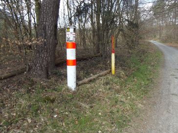 Kennzeichnung einer Ferngasleitung im Wald bei Darmstadt