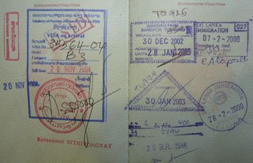 Verschiedene Sichtvermerke (Visa) und andere Kontrollstempel in einem deutschen Reisepass