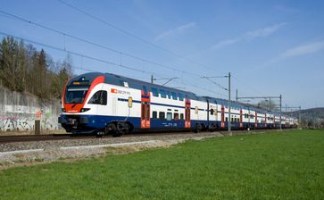 Neuester Triebzug (S-Bahn Zürich): eine RABe 511 auf einer Testfahrt zwischen Winterthur und Kemptthal