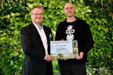 Umweltpreisträger spendet 250.000 EUR für Wiederaufforstung von Torfmoorregenwald an BOS Deutschland e. V.Bild: "obs/Werner & Mertz GmbH/Marcus Steinbruecker"