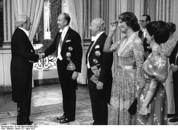Valéry Giscard d'Estaing (2. von links) mit dem deutschen Bundespräsidenten Walter Scheel (3. von links), 1975, Archivbild
