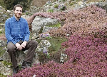 Der Amerikaner Carl Skarbek forscht für einige Monate im Botanischen Garten
Quelle: ITMZ/Uni Rostock (idw)