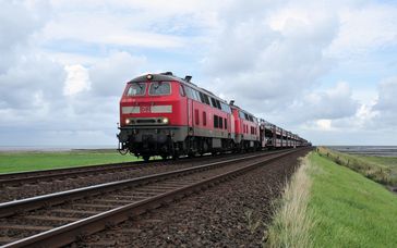 Sylt-Shuttle Richtung Westerland am Ende des Hindenburgdamms in Morsum/Sylt