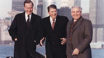 Ex-US-Präsident Reagan (mittig) und der damalige Vizepräsident Bush bei einem Treffen mit Generalsekretär Gorbatschow (re.) auf Governor's Island, New York, 7. Dezember 1988 Bild:Wikipedia/www.reaganfoundation.org
