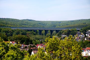 Autobahnbrücke (Symbolbild)