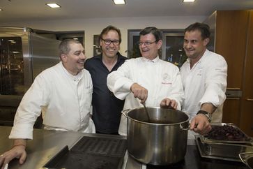 Harald Wohlfahrt zusammen mit den Drei-Sterne-Koechen Thomas Buehner, Christian Bau und Klaus Erfort. Bild: (c) Traube Tonbach