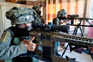 Zwei IDF Scharfschützen mit Gewehren des Typs Barrett REC10 auf TSB-Plattformen (Symbolbild)