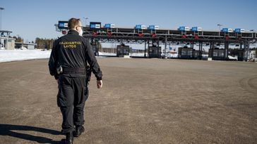 Symbolbild: Grenzschutzbeamte an der Grenze zwischen Finnland und Russland Bild: Gettyimages.ru / UCG
