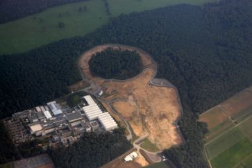 Teilchenbeschleunigeranlage FAIR: Luftbild auf die Baustelle; der kreisrunde Hauptbeschleunigerring ist gut zu erkennen