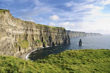 Die beeindruckende Küstenroute mit ihren schroffen Klippen und einsamen Buchten, die endlos grünen Hügel und das pulsierende Leben in den Städten - Irland fasziniert mit einer Vielfalt aus Natur, Kultur, Tradition und Lifestyle. Bild: "obs/Diageo Guinness Continental Europe"