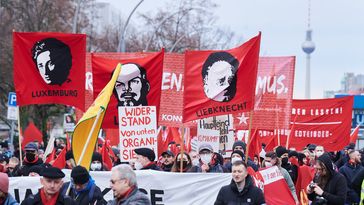 Symbolbild: Linke Aktivisten demonstrieren und marschieren alljährlich vom Frankfurter Tor in Berlin zur Gedenkstätte der Sozialisten im Zentralfriedhof Friedrichsfelde. (15. Januar 2023) Bild: RT / Annette Riedl