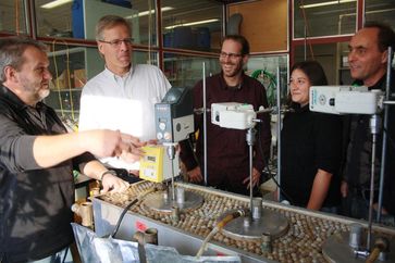 Das Projektteam an der Laborbiogasanlage: Thomas Luthardt-Behle, Prof. Dr. Ulf Theilen, Steffen Herbert, Johanna Heynemann und Prof. Dr. Harald Weigand (von links)
Quelle:  (idw)