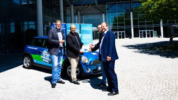 Das AfD-Diesel-Mobil startet seine Deutschland-Tour : (v.l.n.r.) Stephan Protschka und Guido Reil vom AfD-Bundesvorstand übergaben die Fahrzeugschlüssel an Gerd Mannes und Markus Bayerbach bei der Schlüsselübergabe