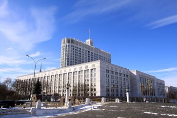 Das Weiße Haus in Moskau, heute das Hauptgebäude der Russischen Regierung. Bild: Jürg Vollmer / Maiakinfo - wikipedia.org