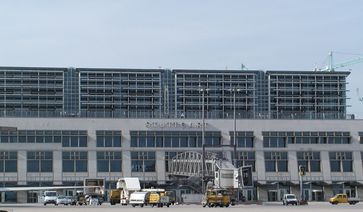 Flughafen Stuttgart: Terminal 1 Außenansicht