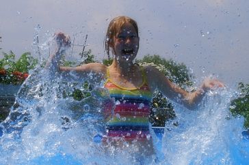 Freibad, Schwimmbad, Badespaß, Abkühlung (Symbolbild)